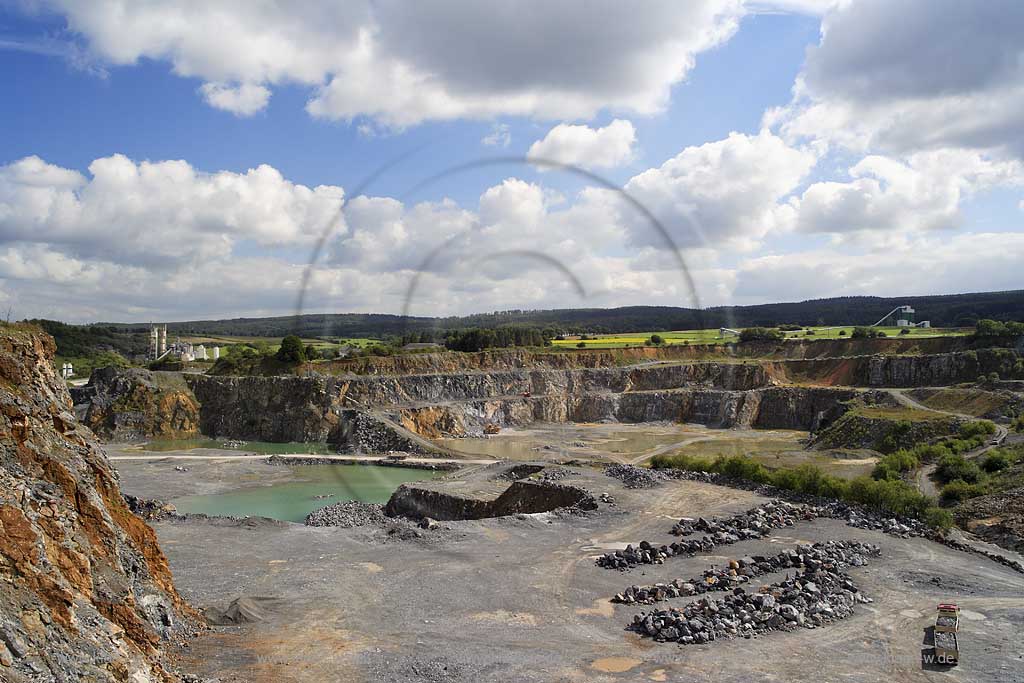 Warstein, Kreis Soest, Panoramablick in Kalsteinbruch, Sauerland