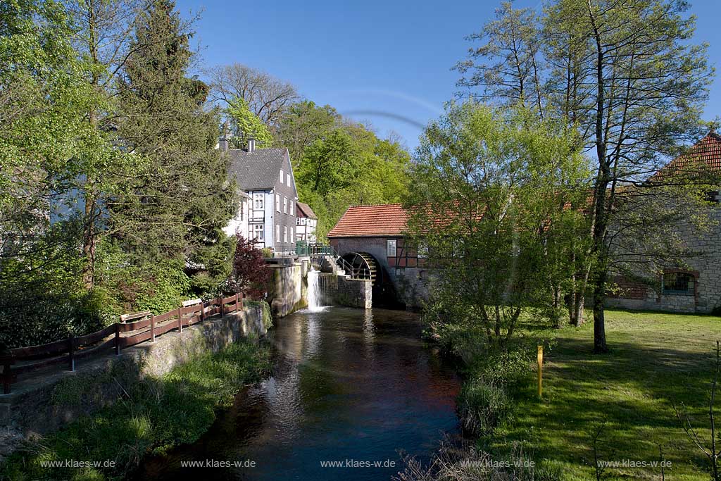 Warstein, Belecke, Kreis Soest, Blick auf Stuetings Muehle, Sttings Mhle mit Teich, Sauerland