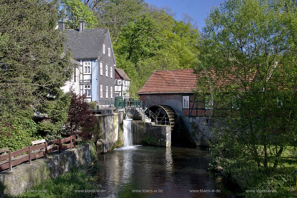 Warstein, Belecke, Kreis Soest, Blick auf Stuetings Muehle, Sttings Mhle mit Teich, Sauerland