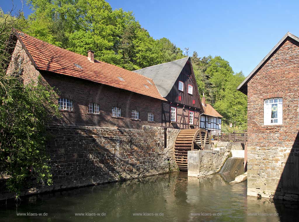 Warstein, Niederbergheim, Kreis Soest, Blick auf Wassermhle, Wassermuehle, mit Mhlteich, Muehlteich, Sauerland
