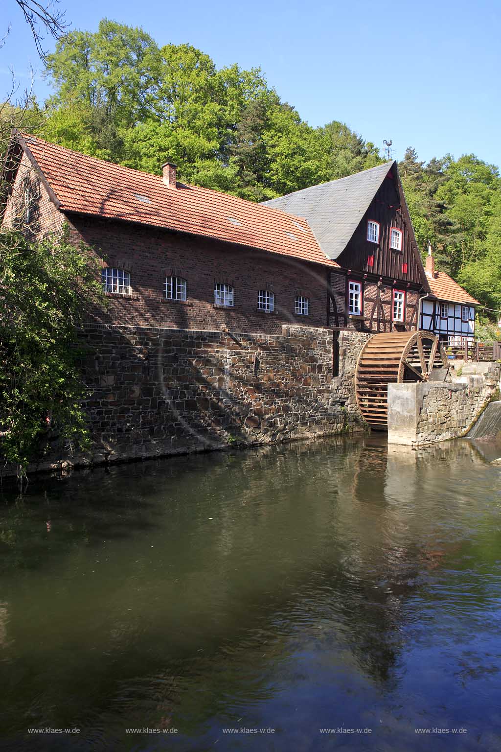 Warstein, Niederbergheim, Kreis Soest, Blick auf Wassermhle, Wassermuehle, mit Mhlteich, Muehlteich, Sauerland
