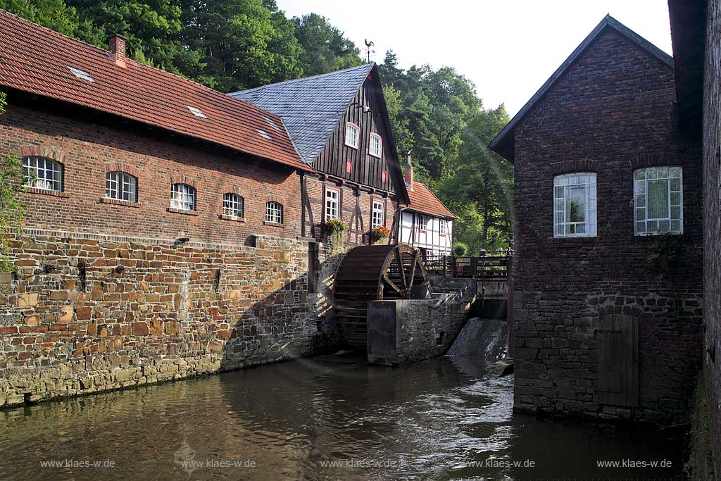 Warstein, Niederbergheim, Kreis Soest, Blick auf Wassermhle, Wassermuehle mit Mhlrad, Muehlrad, Sauerland