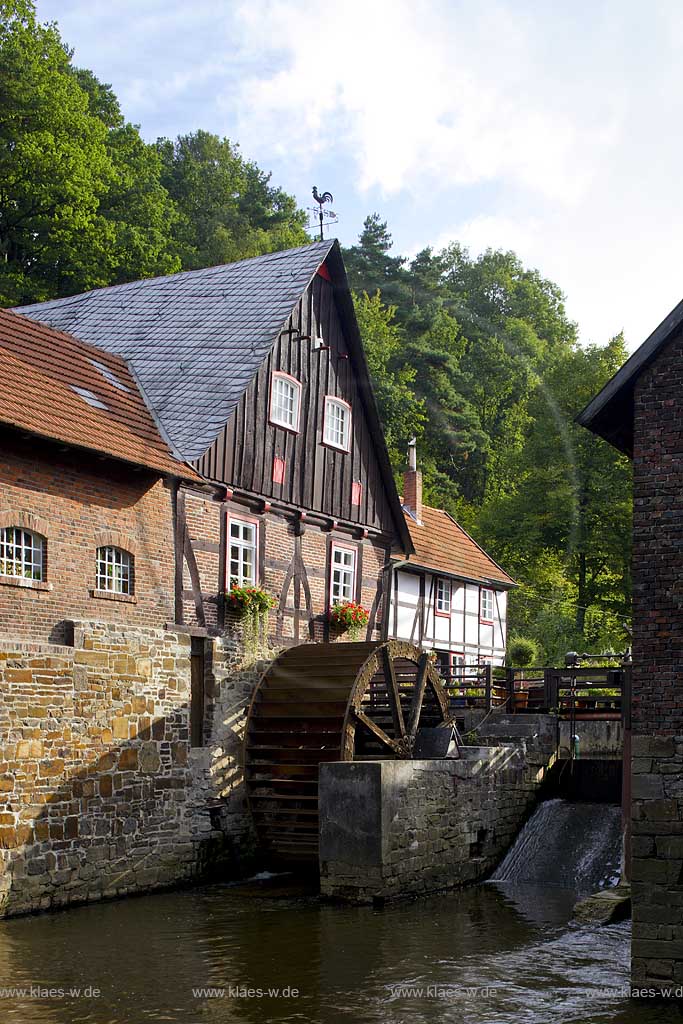 Warstein, Niederbergheim, Kreis Soest, Blick auf Wassermhle, Wassermuehle mit Mhlrad, Muehlrad, Sauerland