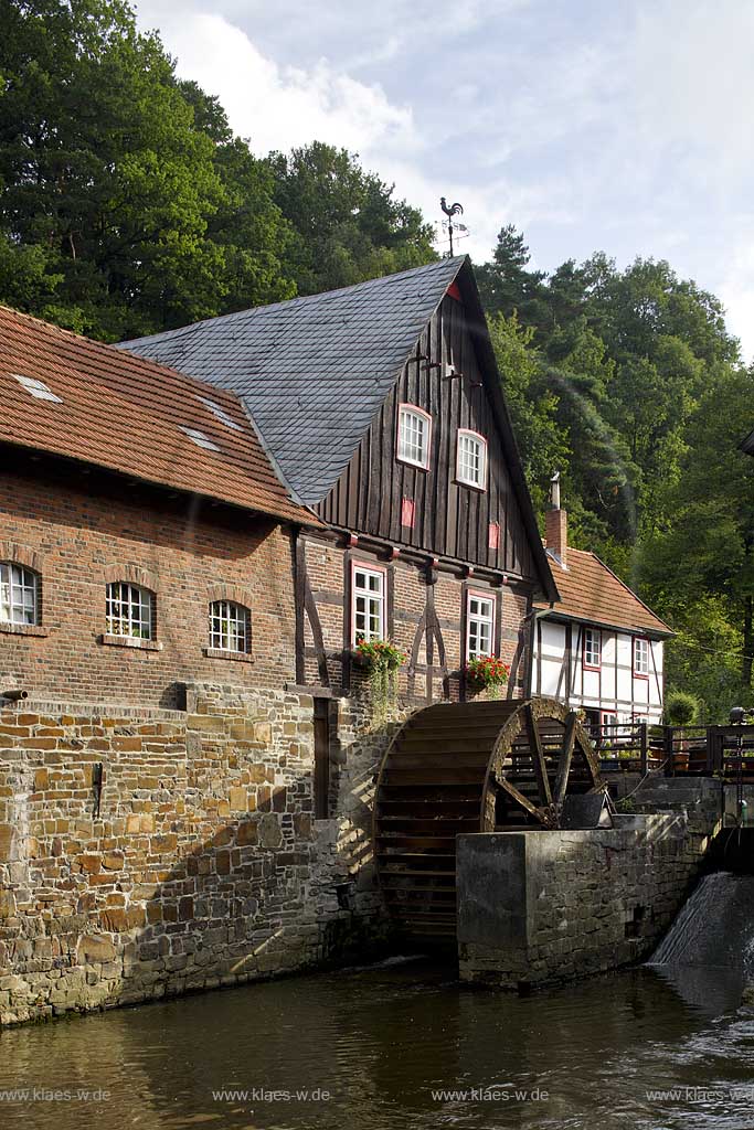 Warstein, Niederbergheim, Kreis Soest, Blick auf Wassermhle, Wassermuehle mit Mhlrad, Muehlrad, Sauerland