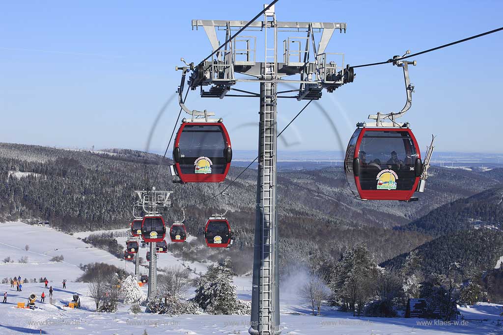 Willingen Upland Etttelsberg Seilbahn mit Menschen Skifahrern auf der Skipiste in verschneiter Winterlandschaft; Ettelsberg aerial tramway with a lski and snowboard drivers in snow covered landscape