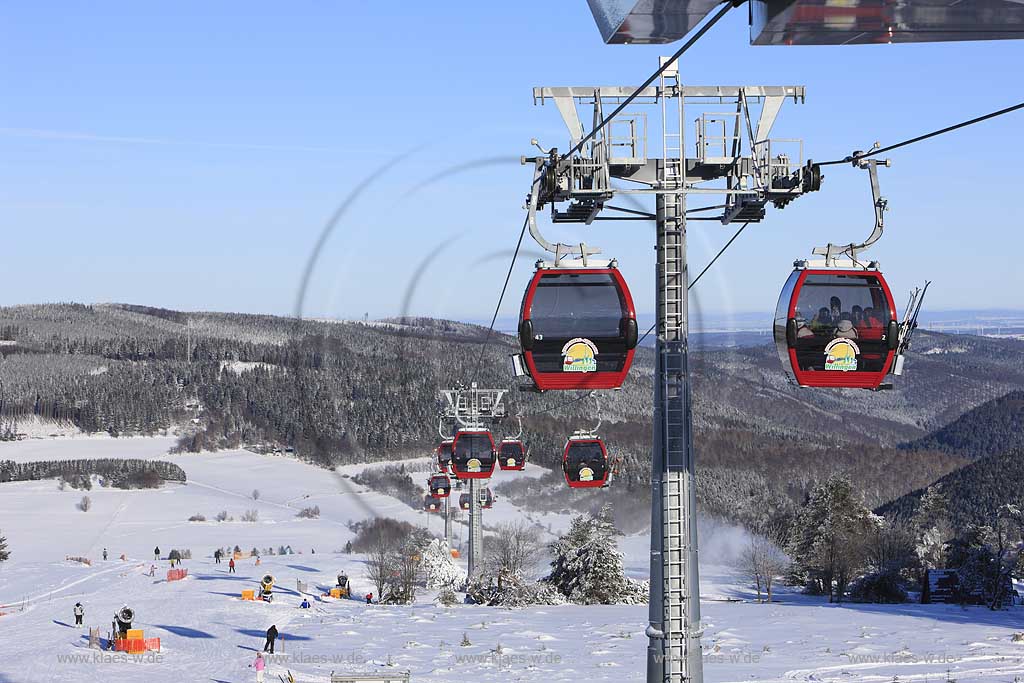 Willingen Upland Etttelsberg Seilbahn mit Menschen Skifahrern auf der Skipiste in verschneiter Winterlandschaft; Ettelsberg aerial tramway with a lski and snowboard drivers in snow covered landscape