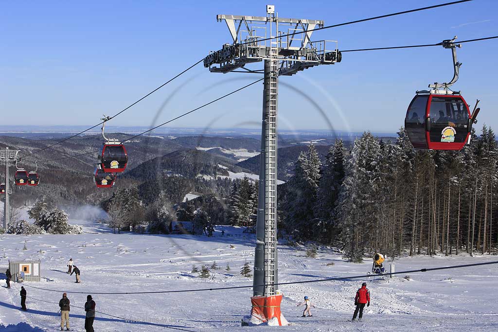 Willingen Upland Etttelsberg Seilbahn mit Menschen Skifahrern auf der Skipiste in verschneiter Winterlandschaft; Ettelsberg aerial tramway with a lski and snowboard drivers in snow covered landscape