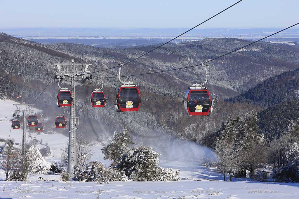 Willingen Upland Etttelsberg Seilbahn in verschneiter Winterlandschaft; Ettelsberg aerial tramway  in snow coveres landscape