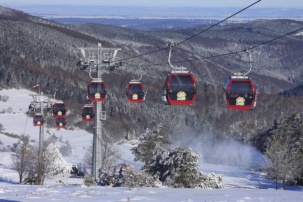 Willingen Upland Etttelsberg Seilbahn in verschneiter Winterlandschaft; Ettelsberg aerial tramway  in snow coveres landscape