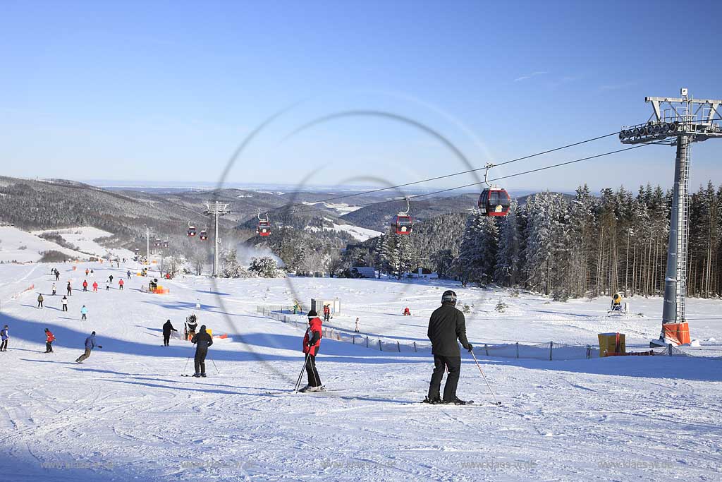 Willingen Upland Etttelsberg Seilbahn mit Menschen Skifahrern auf der Skipiste in verschneiter Winterlandschaft; Ettelsberg aerial tramway with a lski and snowboard drivers in snow covered landscape