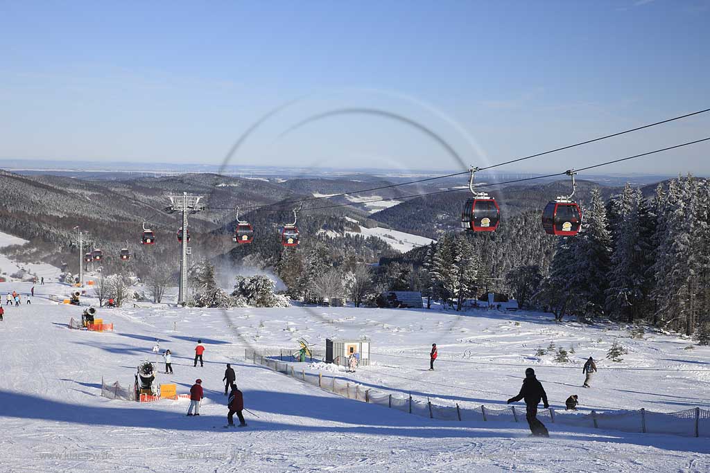 Willingen Upland Etttelsberg Seilbahn mit Menschen Skifahrern auf der Skipiste in verschneiter Winterlandschaft; Ettelsberg aerial tramway with a lski and snowboard drivers in snow covered landscape