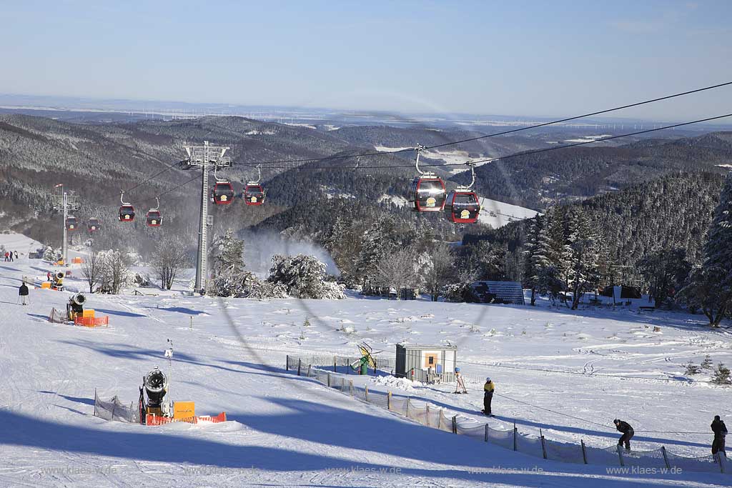 Willingen Upland Etttelsberg Seilbahn mit Menschen Skifahrern auf der Skipiste in verschneiter Winterlandschaft; Ettelsberg aerial tramway with a lski and snowboard drivers in snow covered landscape