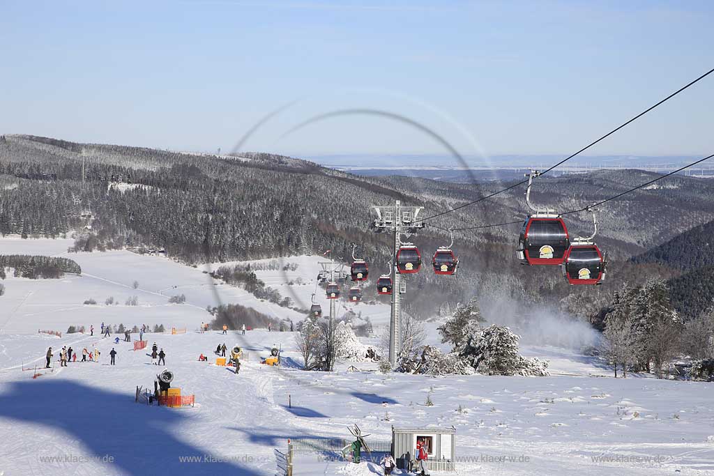 Willingen Upland Etttelsberg Seilbahn mit Menschen Skifahrern auf der Skipiste in verschneiter Winterlandschaft; Ettelsberg aerial tramway with a lski and snowboard drivers in snow covered landscape