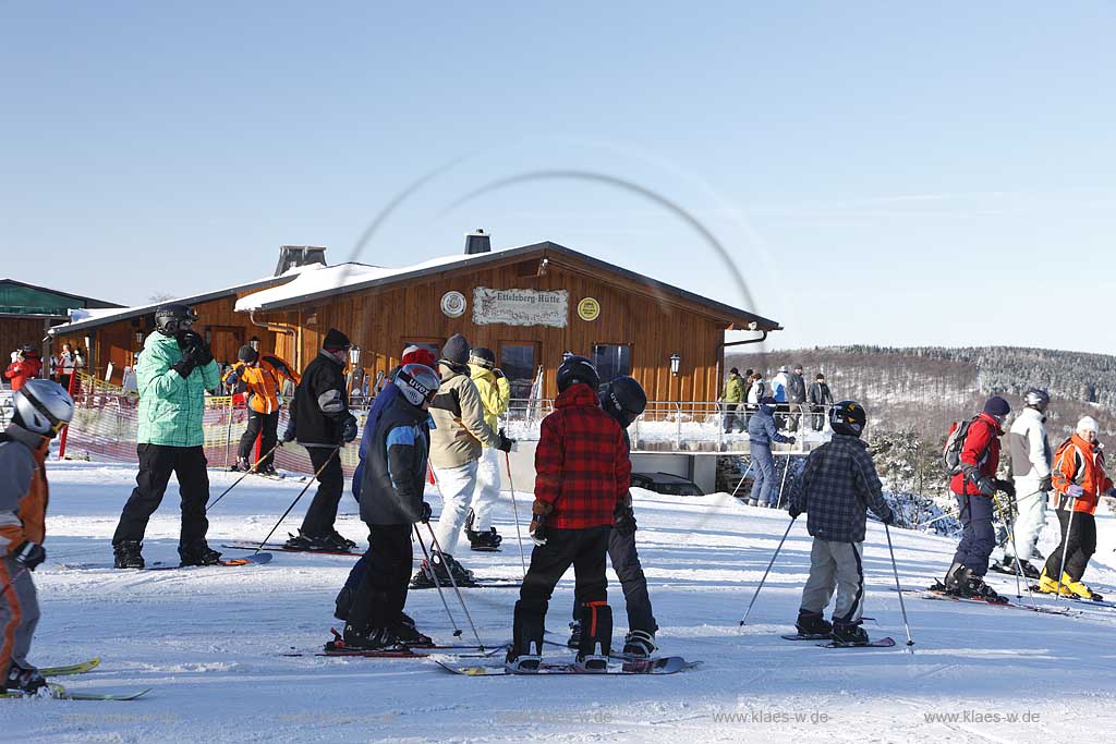 Willingen Upland Skihtte auf dem Ettelsberg mit Skifahrern an einem sonnigen verschneiten Wintertag; Skihut on top of Ettelsberg with ski drivers at a sunny, snoy winterday