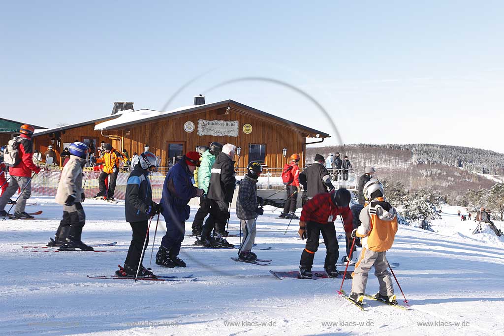 Willingen Upland Skihtte auf dem Ettelsberg mit Skifahrern an einem sonnigen verschneiten Wintertag; Skihut on top of Ettelsberg with ski drivers at a sunny, snoy winterday