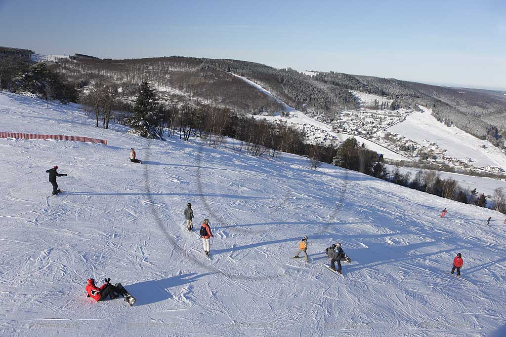 Willingen Upland im Hochsauerland Skihang am Ettelsberg mit Skifahrern auf der verschneiten Skipiste; Skidriver on skislope in Willingen Upland Ettelsberg