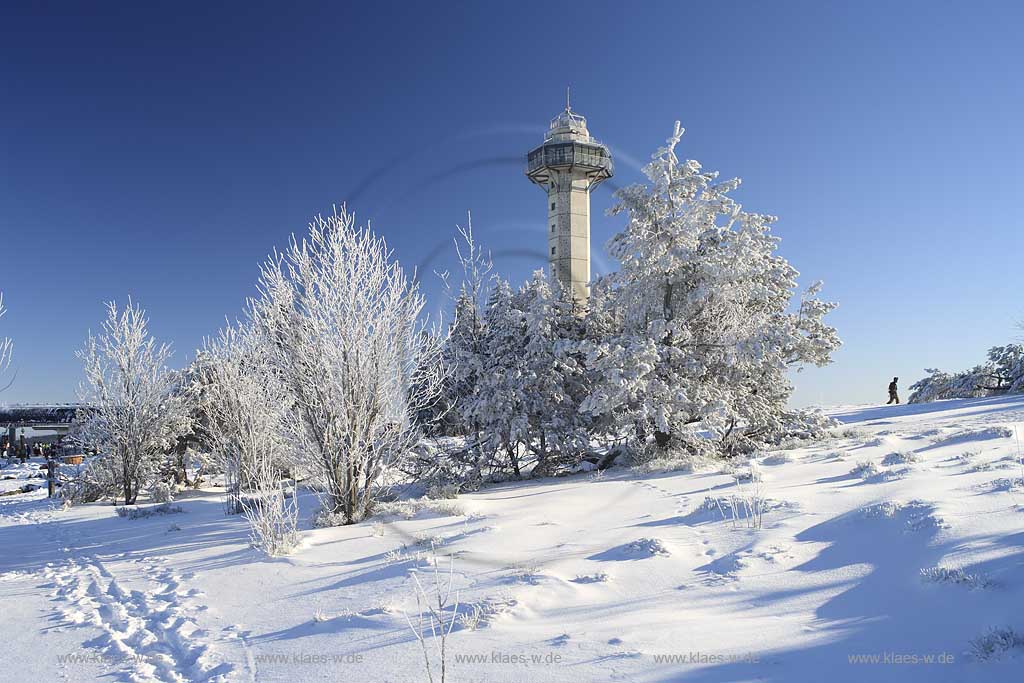 Willingen Upland Ettelsberg Aussichtsturm Heidekopfturm in verschneiter Raureif Winterlandschaft; Ettelsber tower in snow covered frosty winter landscape