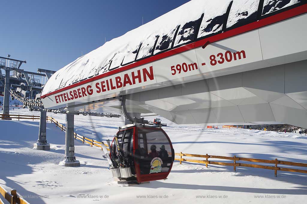 Willingen Upland Ettelsberg Seilbahn Blick auf eine Kabine der fahrenden Ettelsberg Seilbahn in verschneiter Winterlandschaft; A view to a cabine of the Ettelsberg aerial tramway Willingen in snow covered landscape.