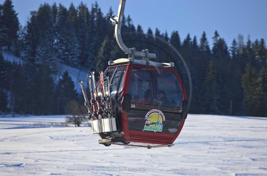 Willingen Ettelsberg Blick auf eine Kabine der fahrenden Ettelsberg Seilbahn n verschneiter Winterlandschaft; A view to a cabine of the Ettelsberg aerial tramway Willingen in snow covered landscape.