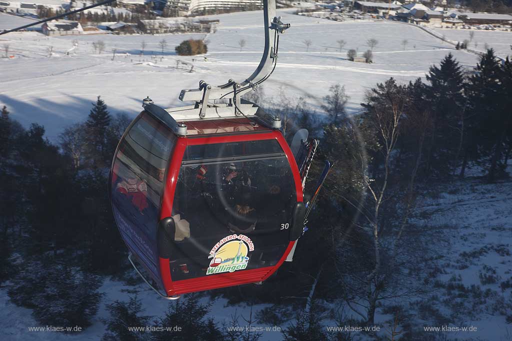 Willingen Ettelsberg Blick aus einer Kabine der fahrenden Ettelsberg Seilbahn auf weitere Kabine / Kabinen in verschneiter Winterlandschaft; A view out from a cabine of the Ettelsberg aerial tramway Willingen over other cabine / cabines in snow covered landscape.