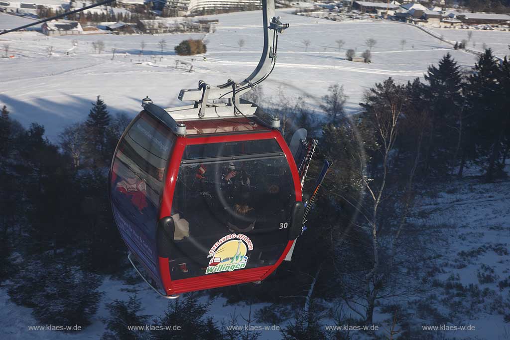 Willingen Ettelsberg Blick aus einer Kabine der fahrenden Ettelsberg Seilbahn auf weitere Kabine / Kabinen in verschneiter Winterlandschaft; A view out from a cabine of the Ettelsberg aerial tramway Willingen over other cabine / cabines in snow covered landscape.