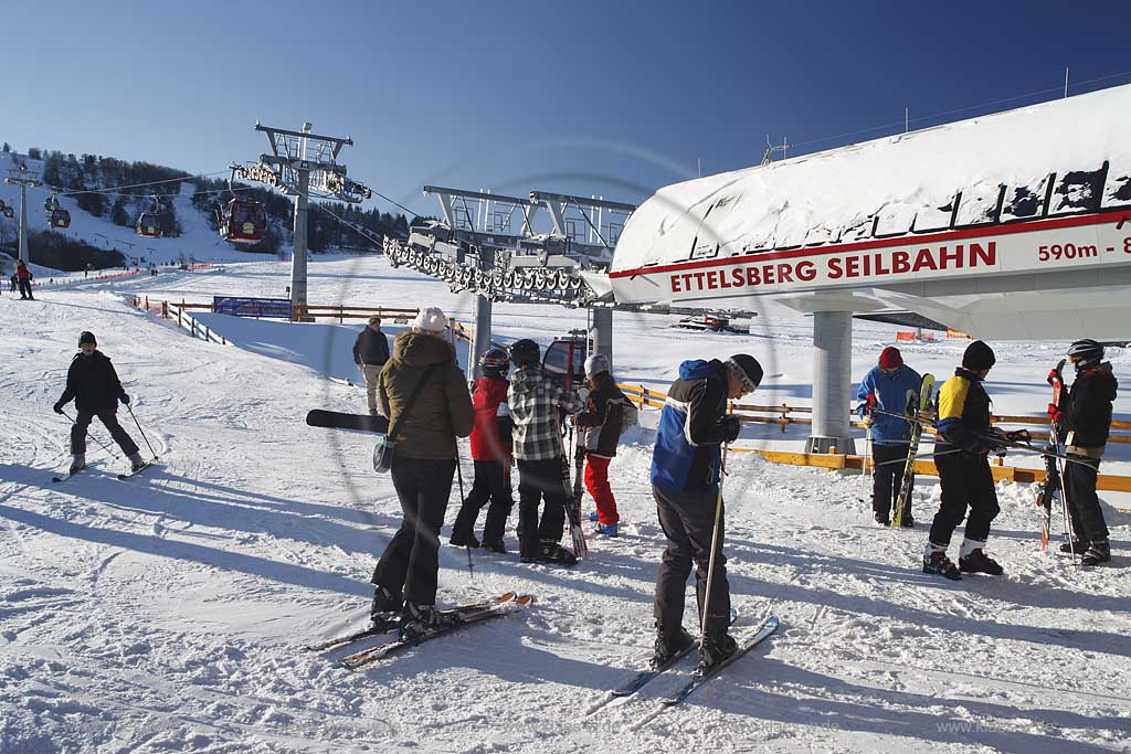 Willingen Upland Etttelsberg Seilbahn mit vielen Menschen Skifahrern auf der Skipiste und an der Seilbahn; Ettelsberg aerial tramway with a lot of traffic of ski and snowboard drivers in snow covered landscape