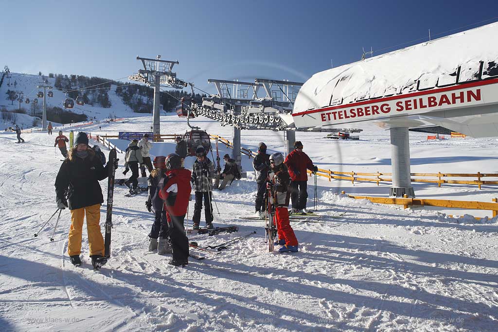 Willingen Upland Etttelsberg Seilbahn mit vielen Menschen Skifahrern auf der Skipiste und an der Seilbahn; Ettelsberg aerial tramway with a lot of traffic of ski and snowboard drivers in snow covered landscape