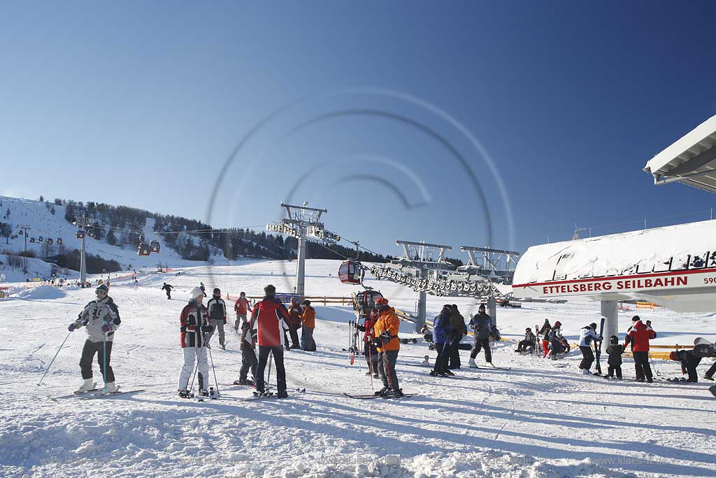 Willingen Upland Etttelsberg Seilbahn mit vielen Menschen Skifahrern auf der Skipiste und an der Seilbahn; Ettelsberg aerial tramway with a lot of traffic of ski and snowboard drivers in snow covered landscape