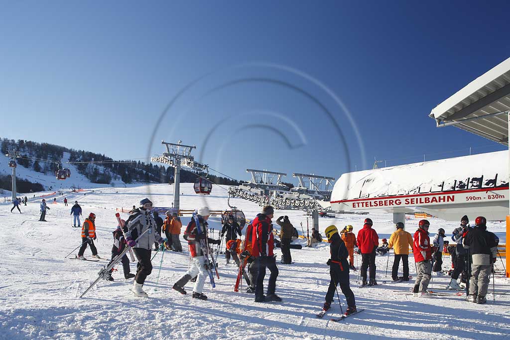 Willingen Upland Etttelsberg Seilbahn mit vielen Menschen Skifahrern auf der Skipiste und an der Seilbahn; Ettelsberg aerial tramway with a lot of traffic of ski and snowboard drivers in snow covered landscape