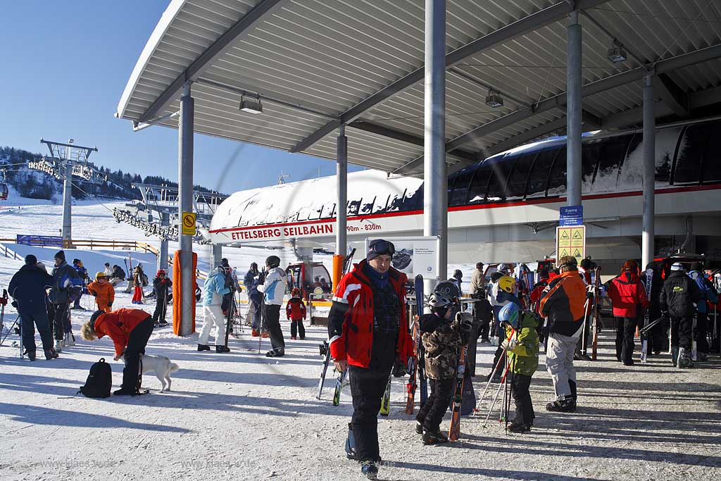 Willingen Upland Etttelsberg Seilbahn mit vielen Menschen Skifahrern auf der Skipiste und an der Seilbahn; Ettelsberg aerial tramway with a lot of traffic of ski and snowboard drivers in snow covered landscape