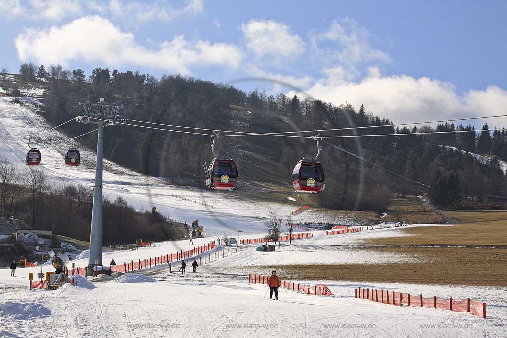 Willingen, Upland, Sauerland, Ettelsberg Seilbahn mit Kunstschnee Skipiste und Skifahrern