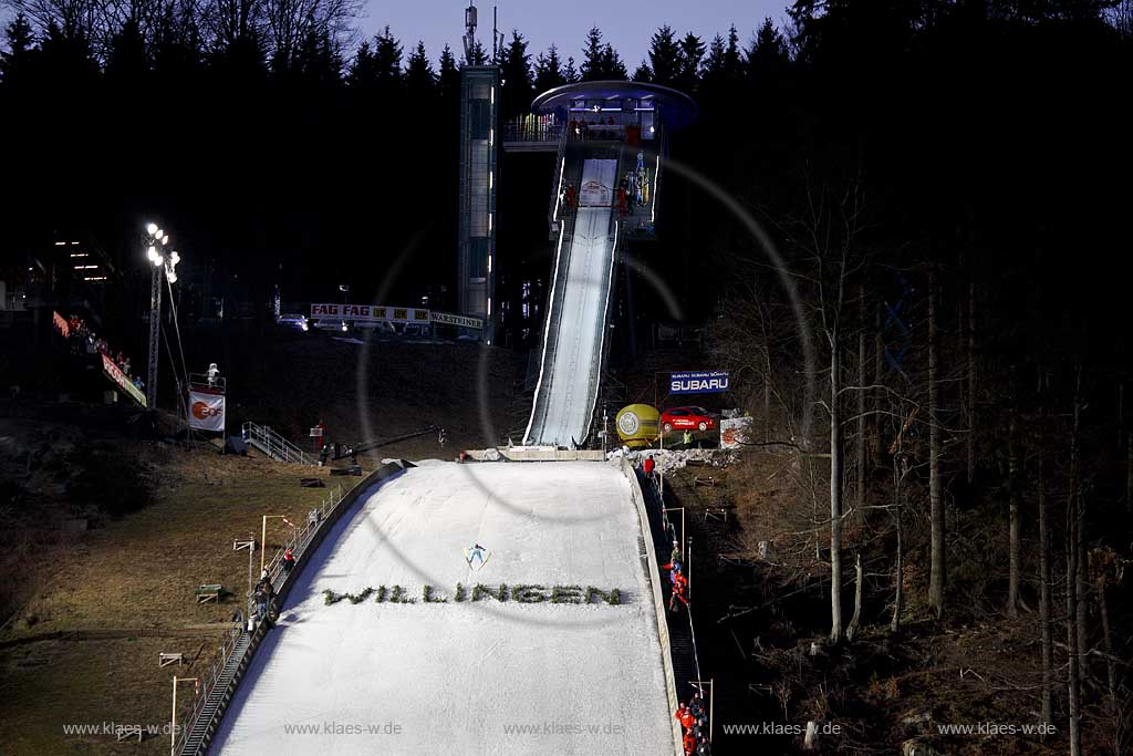 Willingen, Upland, Sauerland, Mhlenkopfschanze, Muehlenkopfschanze,  FIS Weltcup im Teamspringen, Skispringer im Flutlich