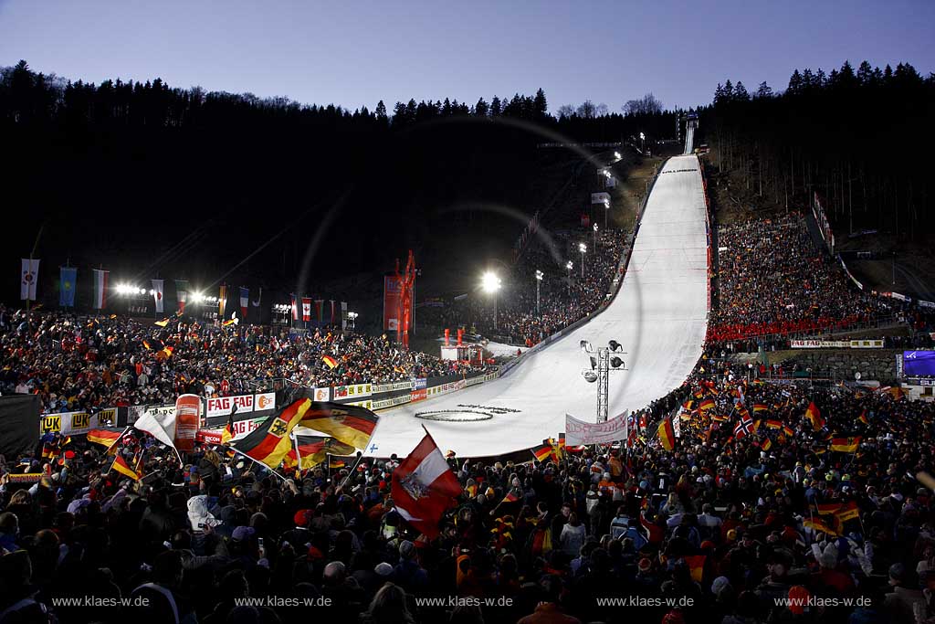 Willingen, Upland, Sauerland, Mhlenkopfschanze, Muehlenkopfschanze,  FIS Weltcup im Teamspringen, Skisprunganlage im Flutlich mit Fans und Fahnen