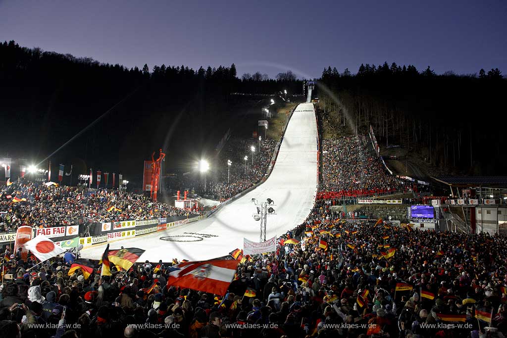 Willingen, Upland, Sauerland, Mhlenkopfschanze, Muehlenkopfschanze,  FIS Weltcup im Teamspringen, Skisprunganlage im Flutlich mit Fans und Fahnen