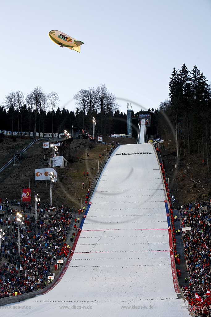 Willingen, Upland, Sauerland, Mhlenkopfschanze, Muehlenkopfschanze,  FIS Weltcup im Teamspringen, Radio FFH Zeppelin, Flutlicht