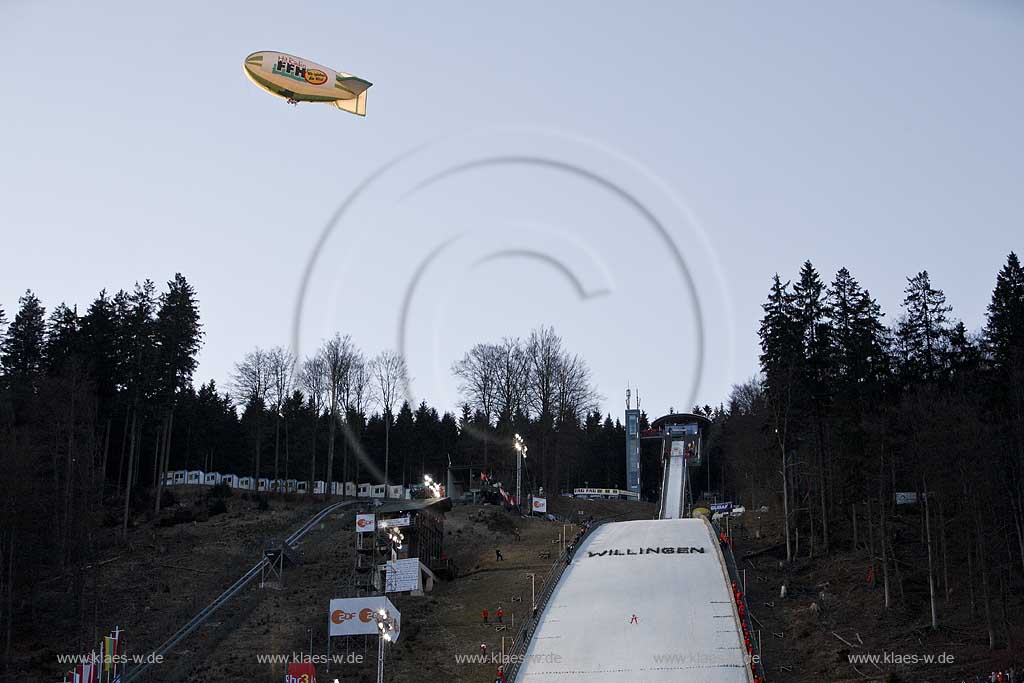 Willingen, Upland, Sauerland, Mhlenkopfschanze, Muehlenkopfschanze,  FIS Weltcup im Teamspringen, Skispringer beim Sprung, Radio FFH Zeppelin, Flutlicht