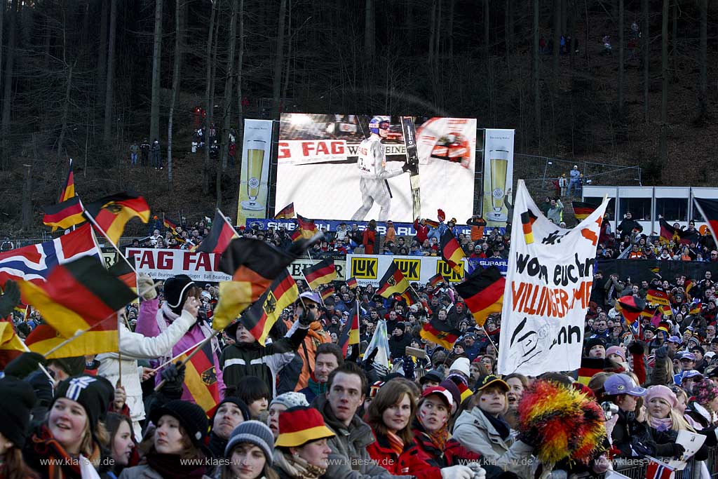 Willingen, Upland, Sauerland, Mhlenkopfschanze, Muehlenkopfschanze,  FIS Weltcup im Teamspringen, Anzeigentafel mit Fans und Fahnen