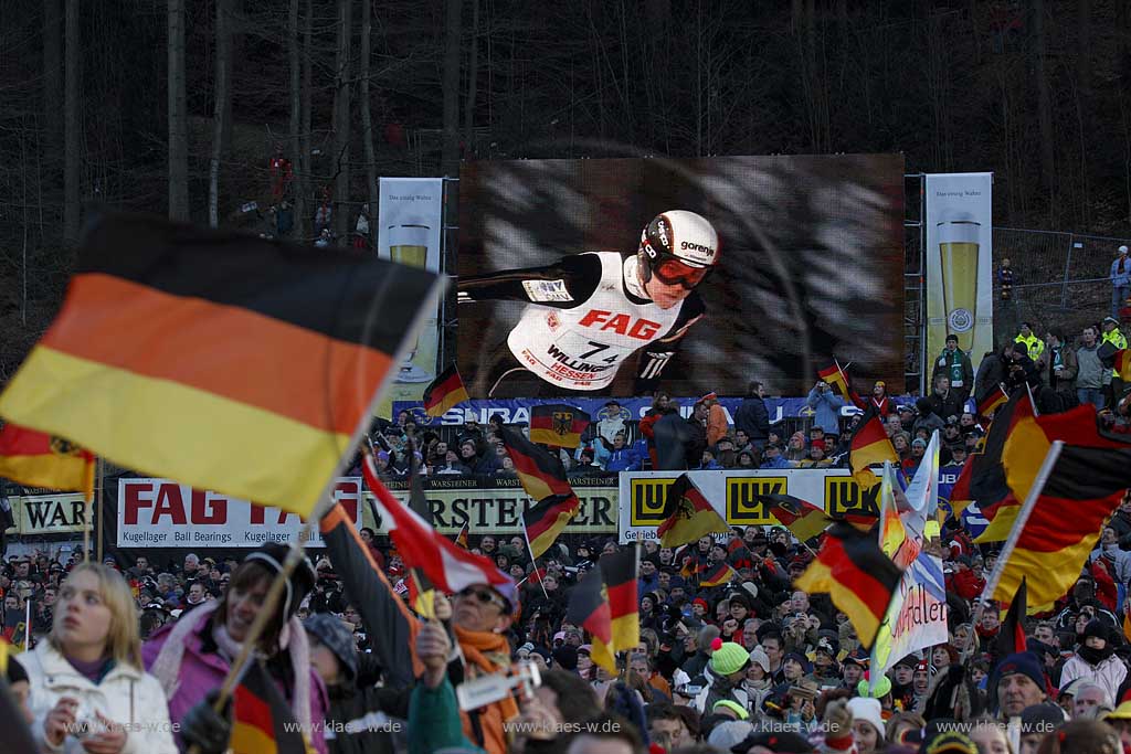 Willingen, Upland, Sauerland, Mhlenkopfschanze, Muehlenkopfschanze,  FIS Weltcup im Teamspringen, Anzeigentafel mit Fans und Fahnen