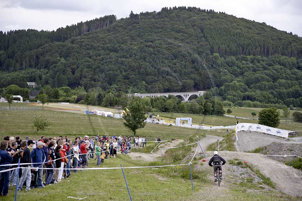 Willingen, Kreis Olpe, Sympatex Bike Festival, Blick auf Rennen und Zuschauer, Sauerland