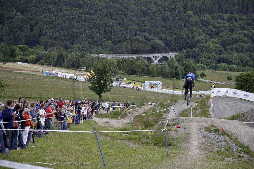 Willingen, Kreis Olpe, Sympatex Bike Festival, Blick auf Rennen und Zuschauer, Sauerland