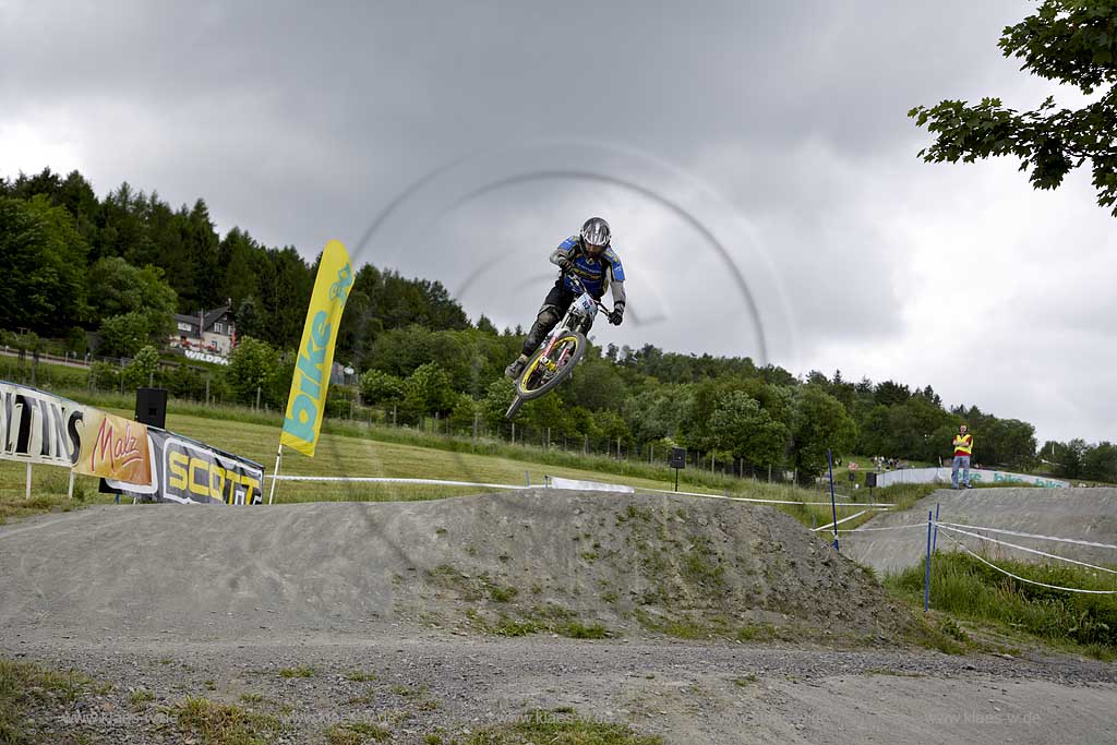 Willingen, Kreis Olpe, Sympatex Bike Festival, Blick auf springende Mountainbike Fahrer, Sauerland