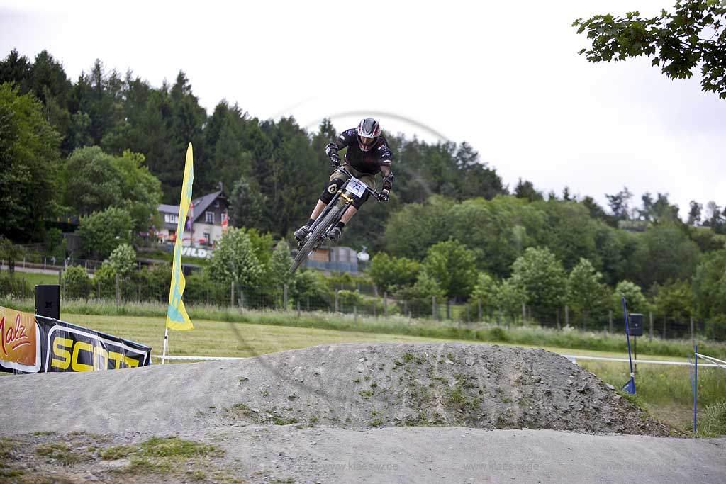 Willingen, Kreis Olpe, Sympatex Bike Festival, Blick auf springende Mountainbike Fahrer, Sauerland