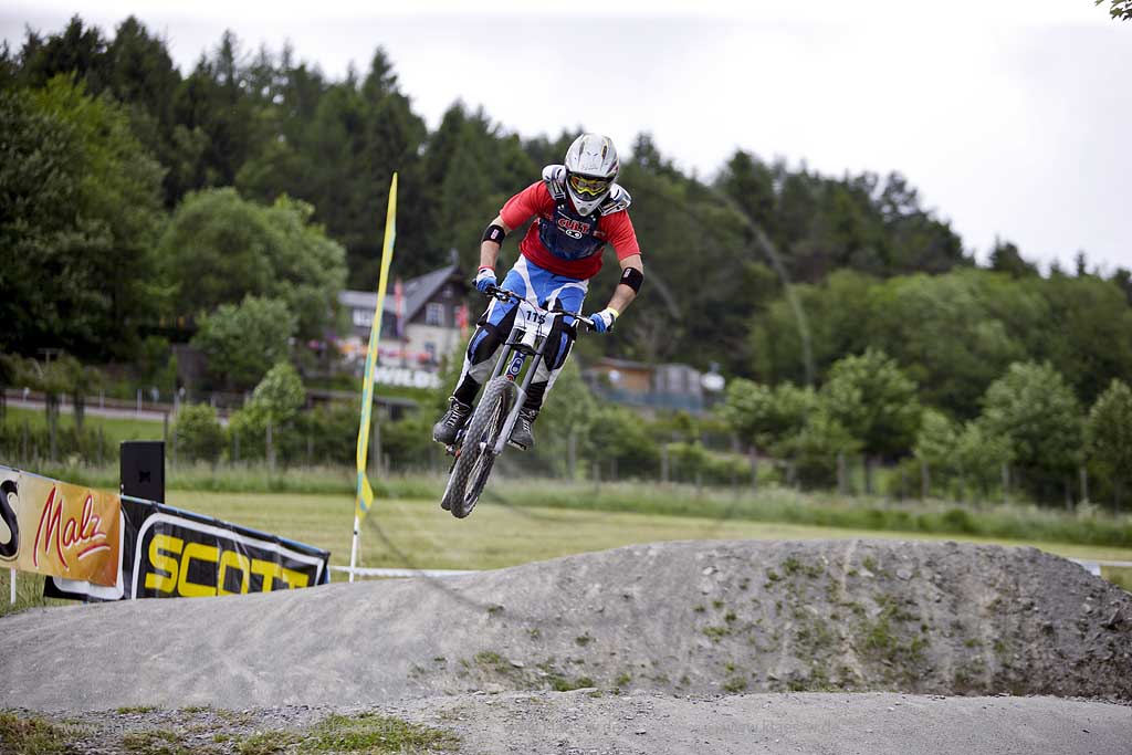 Willingen, Kreis Olpe, Sympatex Bike Festival, Blick auf springende Mountainbike Fahrer, Sauerland