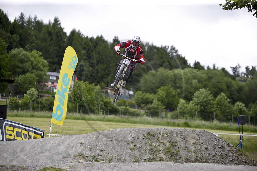 Willingen, Kreis Olpe, Sympatex Bike Festival, Blick auf springende Mountainbike Fahrer, Sauerland