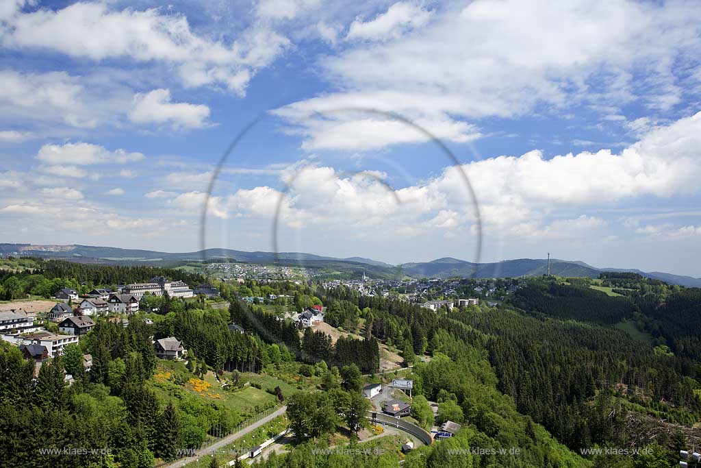 Winterberg, Hochsauerlandkreis, Bikepark, Blick von der Panorama Erlebnis Brcke, Bruecke auf Stadt und Landschaft, Sauerland