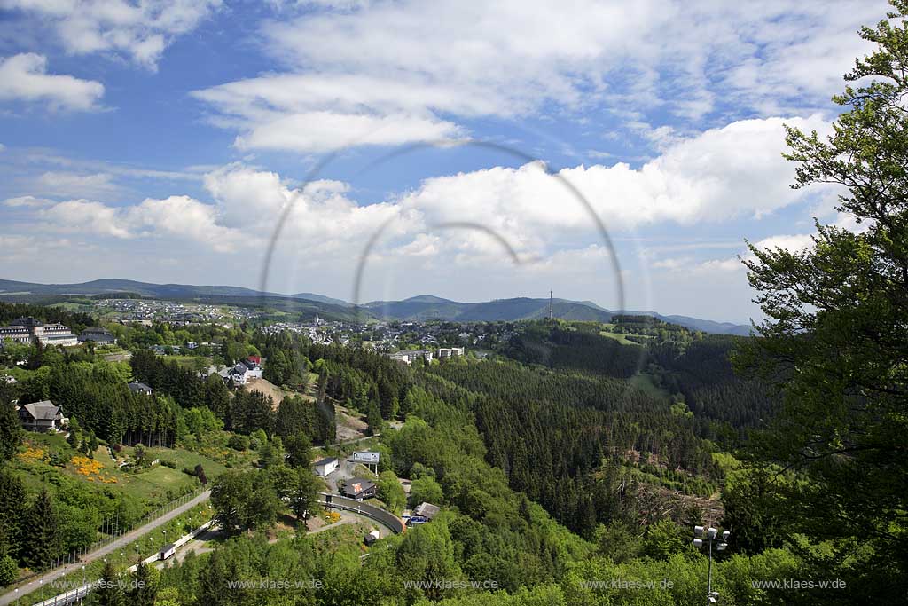 Winterberg, Hochsauerlandkreis, Bikepark, Blick von der Panorama Erlebnis Brcke, Bruecke auf Stadt und Landschaft, Sauerland