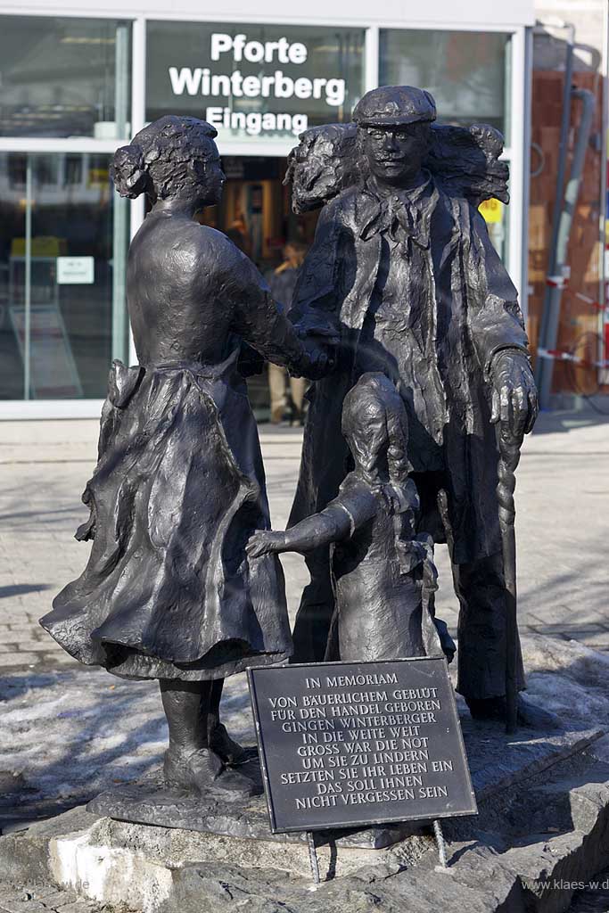 Winterberg, Denkmal der Winterberger Handelsleute die in die weite Welt hinauszogen sind, auf dem Marktplatz, der Winterberger Handelsmann, Sauerland