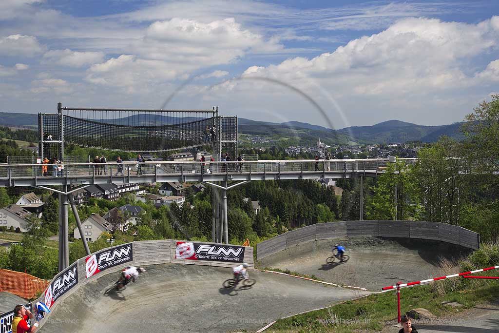 Winterberg, Hochsauerlandkreis, Blick in Bikepark auf Radfahrer, Zuschauer und Landschaft, Sauerland