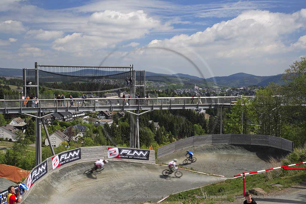 Winterberg, Hochsauerlandkreis, Blick in Bikepark auf Radfahrer, Zuschauer und Landschaft, Sauerland