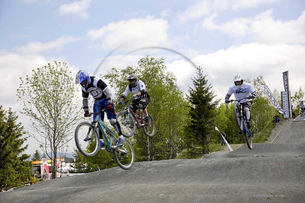 Winterberg, Hochsauerlandkreis, Blick in Bikepark auf Radrennfahrer im Sprung, Freeride Festival, Mountainbike Rennen, Sauerland